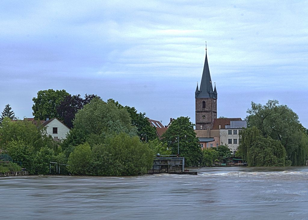 Aufgenommen im Juni 2013, die Regnitz führt Hochwasser. Im Hintergrund der Kirchturm der Kirche Peter und Paul. Im Vordergrund die Regnitz mit Wehr.